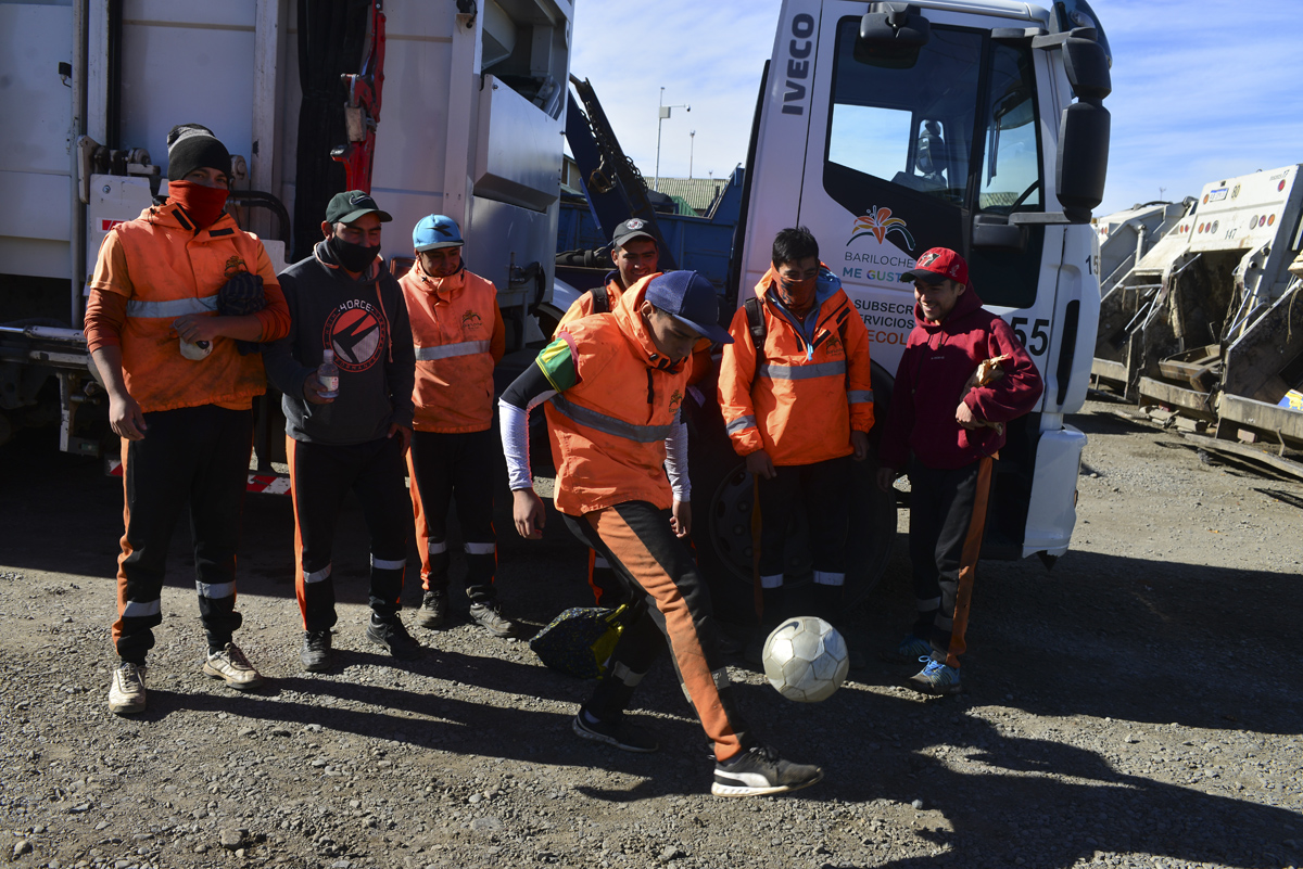 Un minuto de rélax luego de una larga jornada de trabajo para los recolectores de residuos de Bariloche. Foto: Alfredo Leiva.