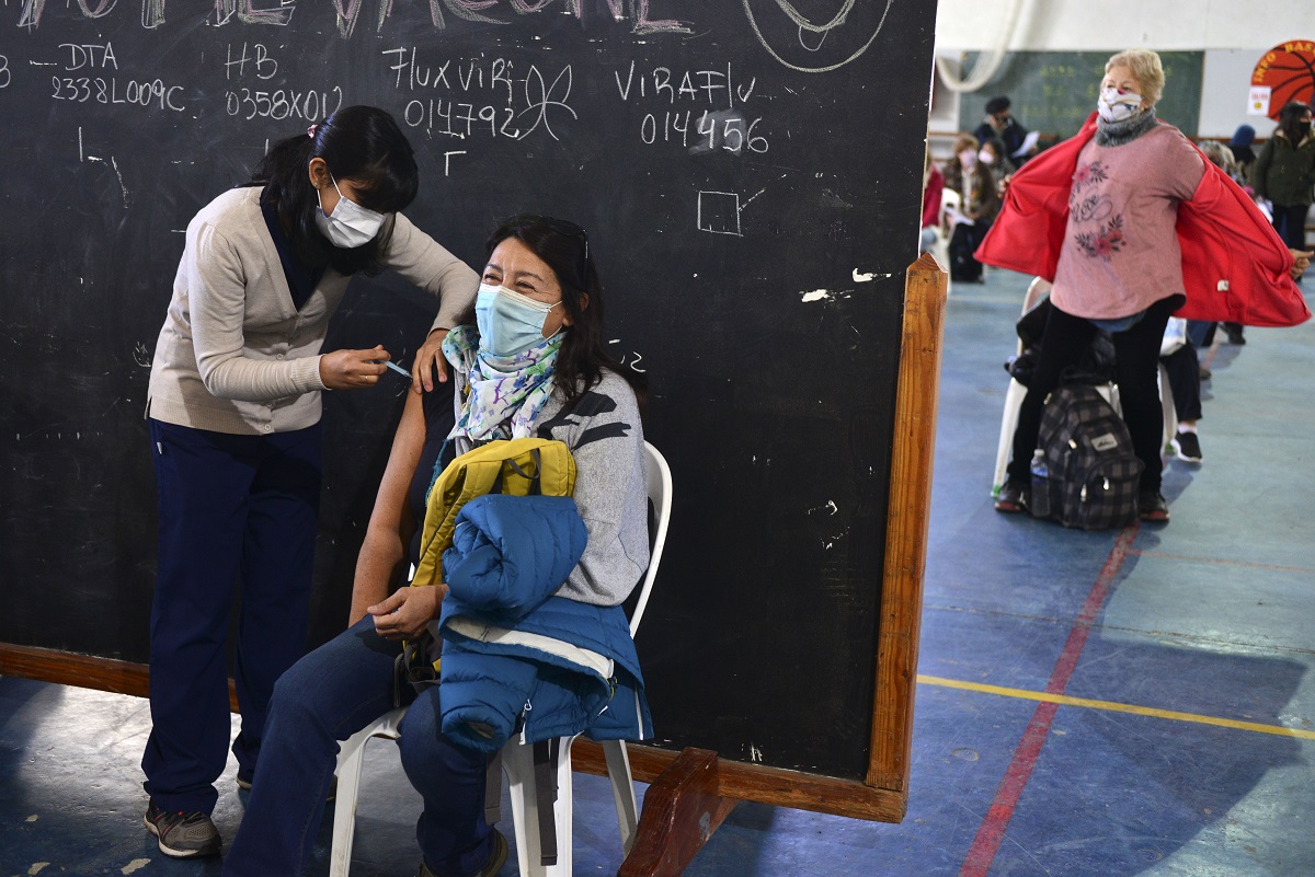 El cronograma de vacunación es dispar en cada ciudad, en algunos ya pueden comenzar con docentes de secundaria de Río Negro. Foto Archivo