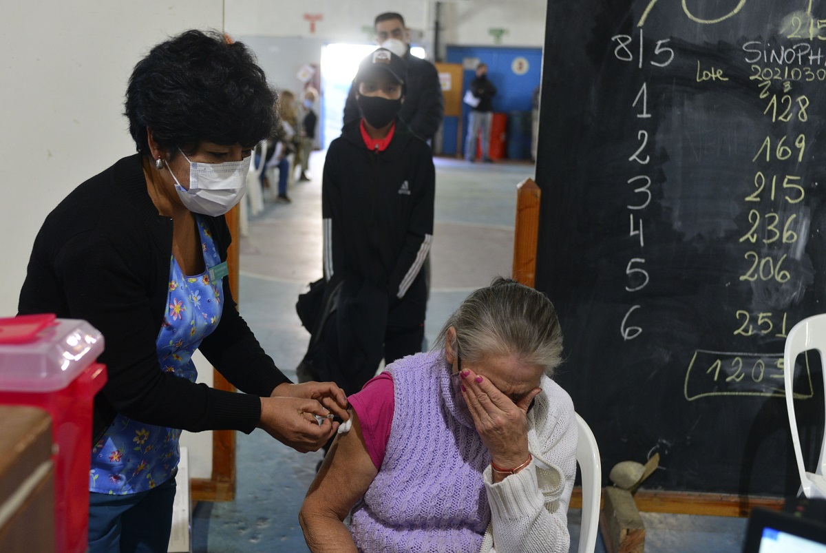 En el último tiempo aumentaron los casos y también las personas que asisten a los vacunatorios en Bariloche. Foto: Archivo