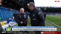 Imagen de Curioso: a Bielsa le pidieron intercambiar la campera del Leeds
