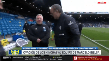 Bielsa y un curioso intercambio de indumentaria. 