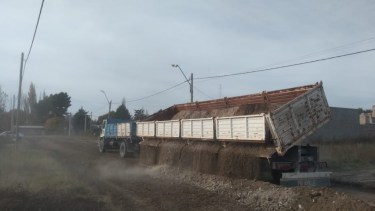 Los trabajos en distintos sectores de la ciudad se realizan con camiones y máquinas municipales.