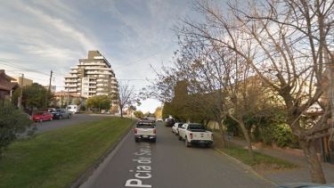 Quienes entraron al departamento habrían aprovechado una reja lindante para llegar al balcón. (Captura).-