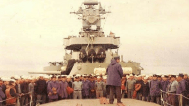 El cabo segundo Hugo Zárate a bordo del crucero General Belgrano antes de la Guerra de Malvinas. Está justo en el medio de la foto, de gorro blanco. 
