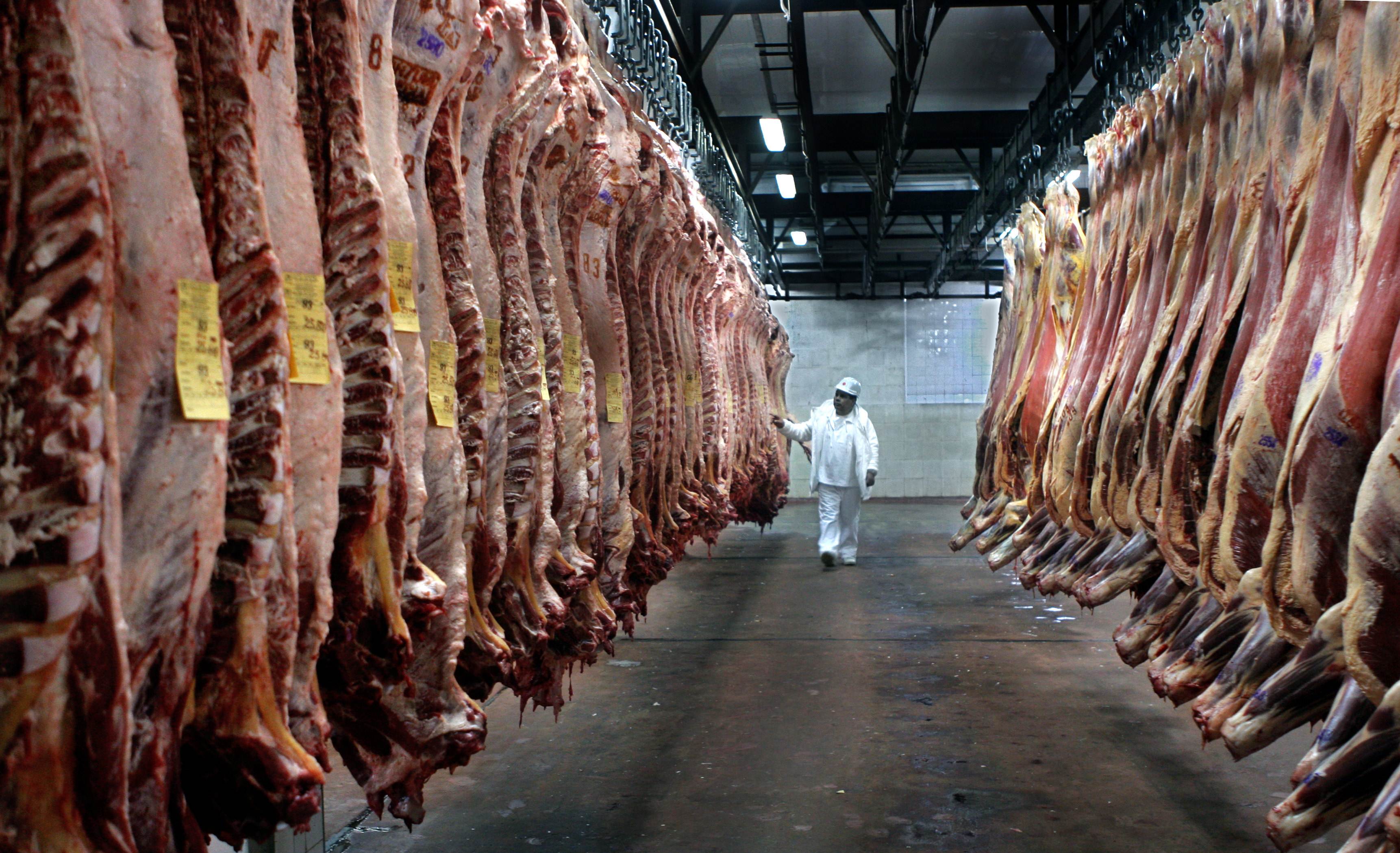 Productores y representantes de sectores de la carne rechazaron medida del Gobierno de suspender las exportaciones.