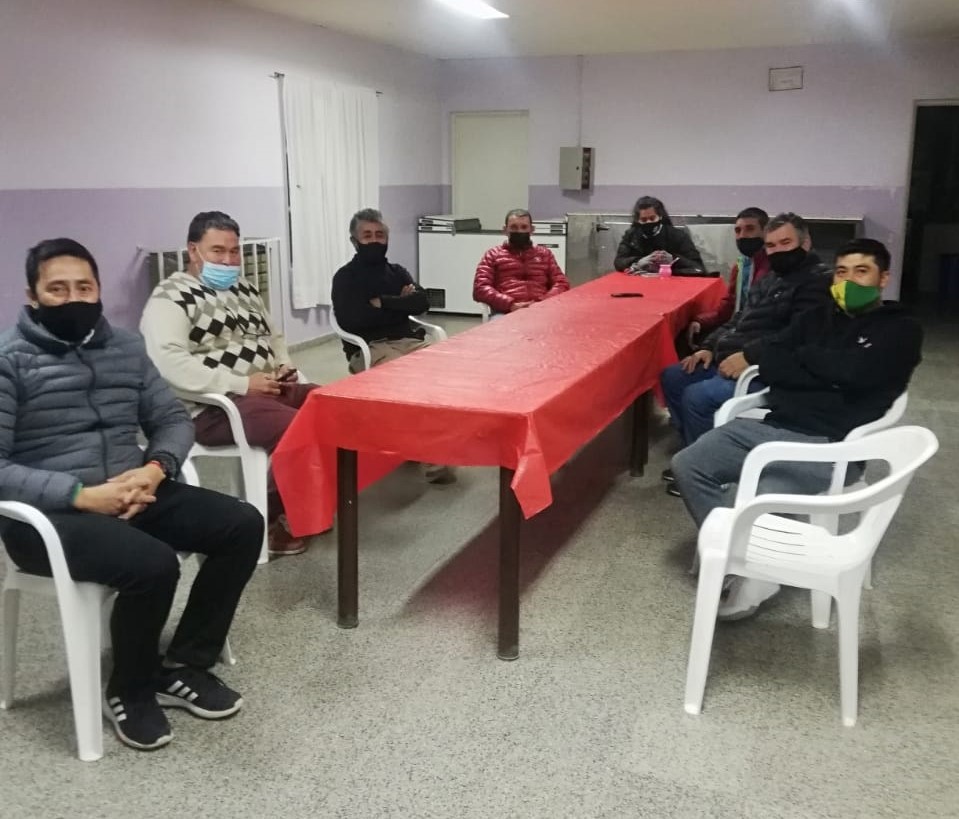Dirigentes de distintos clubes de fútbol de la Región Sur se reunieron en Los Menucos. Foto: Gentileza. 