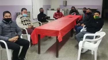 Dirigentes de distintos clubes de fútbol de la Región Sur se reunieron en Los Menucos. Foto: Gentileza. 