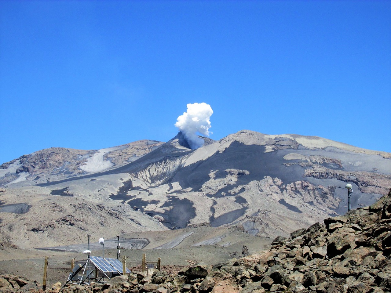 Volcán Copahue en Neuquén. Es el de mayor riesgo de la República Argentina por su cercanía con las localidades de Caviahue y Copahue. Foto: Gentileza Sebastián García