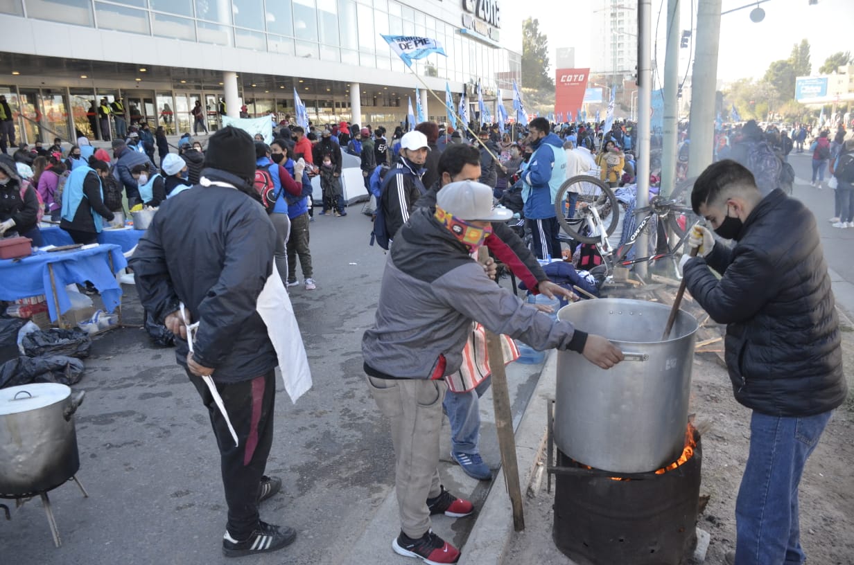 Exigen desde Barrios de Pie ser convocados por la Provincia por el aumento de la pobreza en Neuquén. Foto: Yamil Regules
