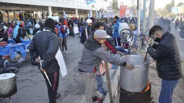 Exigen desde Barrios de Pie ser convocados por la Provincia por el aumento de la pobreza en Neuquén. Foto: Yamil Regules