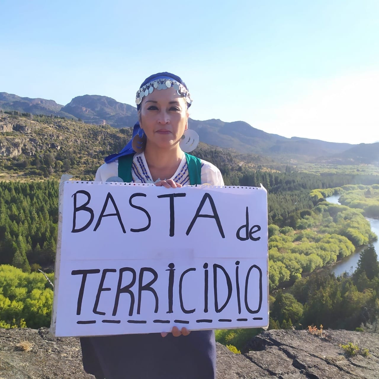 Ecofeminista. La líder mapuche Moira Millán, desde Chubut, denunció el drama de la gente por los incendios de vegetación que se produjeron en la Comarca Andina en marzo