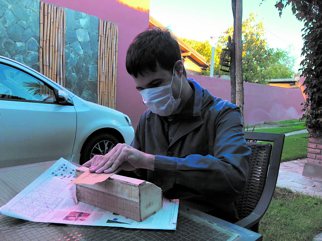 En épocas de pandemia, los asistentes se llevan el material de trabajo a sus casas y continúan desde allí.