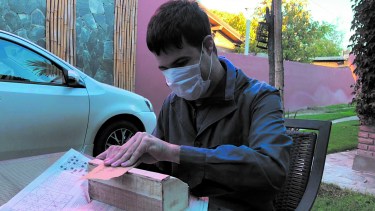 En épocas de pandemia, los asistentes se llevan el material de trabajo a sus casas y continúan desde allí.