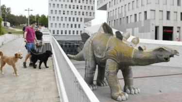 Un hombre apareció muerto dentro de la estatua de un dinosaurio en España