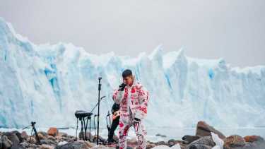 Con un streaming desde El Calafate, Duki consumó la presentación "Desde el fin del mundo". Foto: Télam 