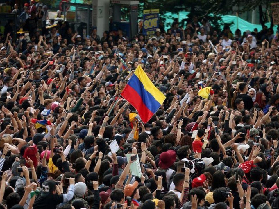 Las protestas en Colombia comenzaron contra la reforma tributaria y ahora siguen por la de salud. (Gentileza).-