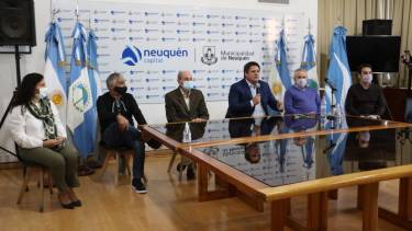 Gaido rtealizó el anuncio rodeado de referentes del sector comercial, gastronómico y de la construcción. (Gentileza).-