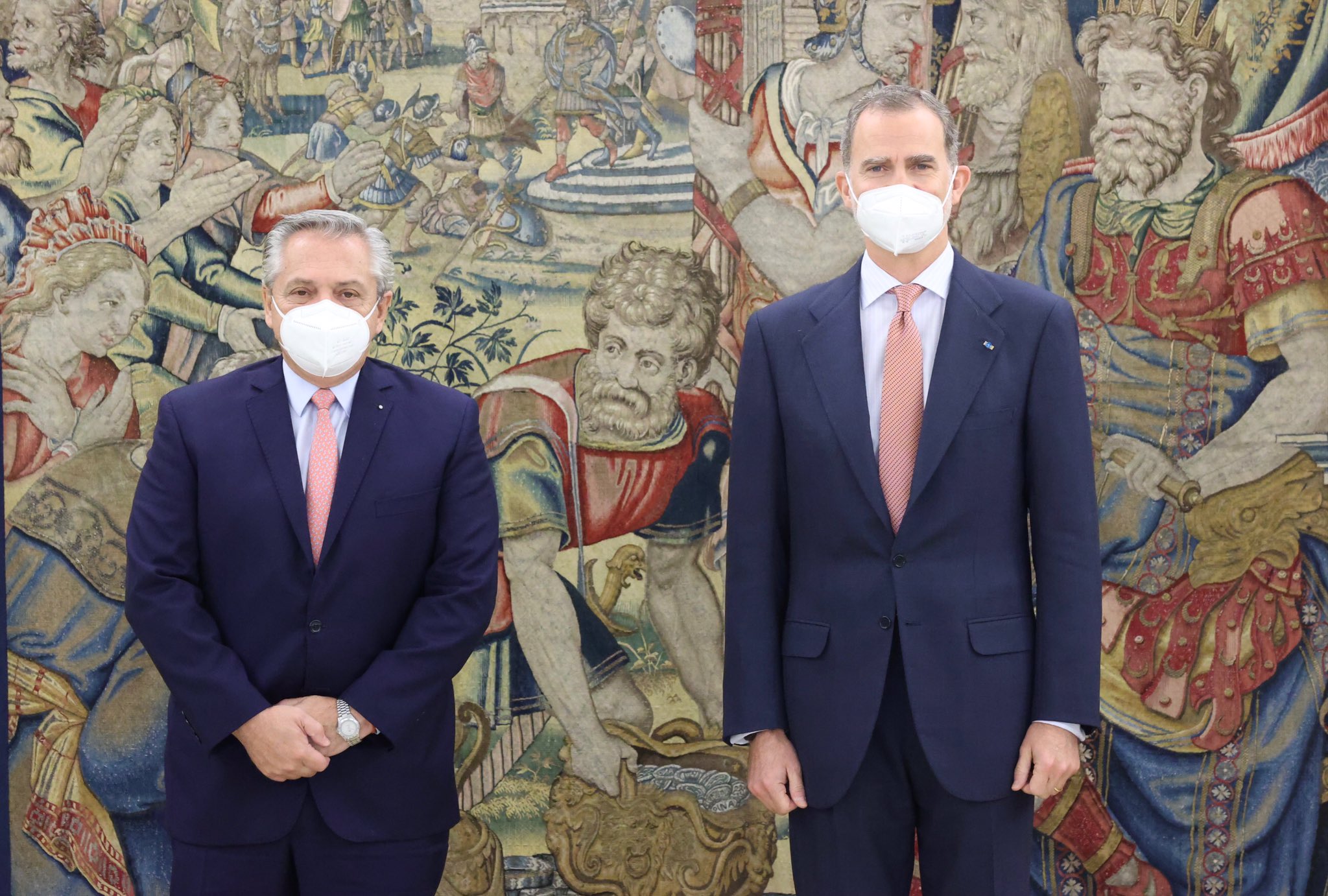 Esta es una de las fotos del encuentro de hoy entre el presidente Alberto Fernández y el rey Felipe VI. (Gentileza).-