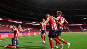 Con un gol de Correa, el Atlético ganó y dio otro paso hacia el título