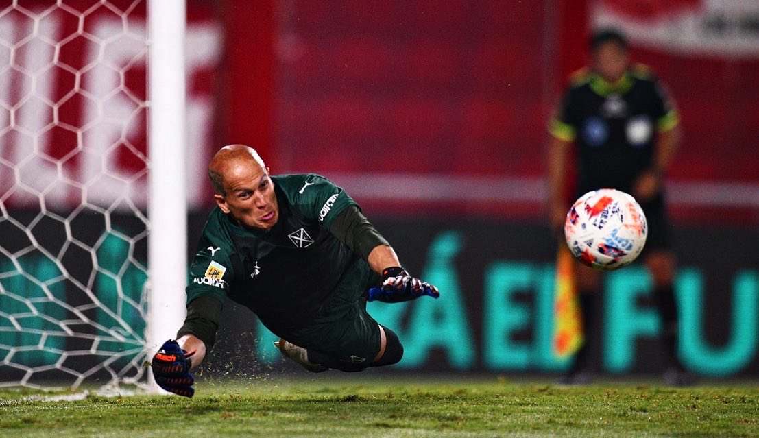 Sebastián Sosa atajó dos penales en la serie y el Rojo pasó a semifinales.