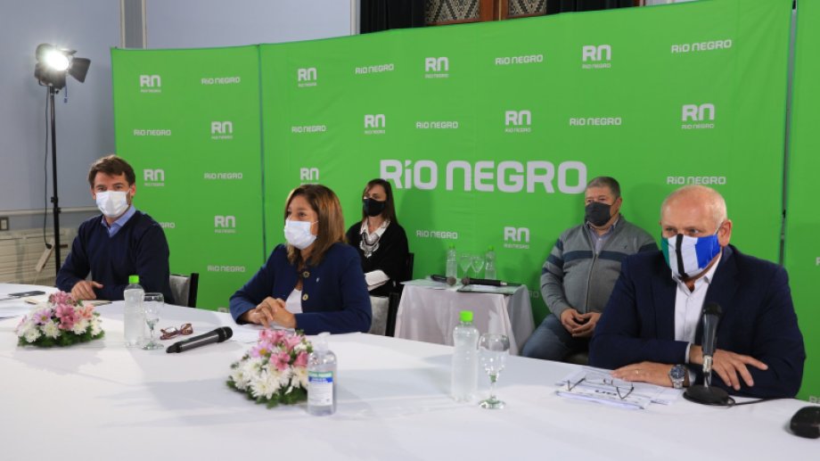 La gobernadora Arabela Carreras ofreció una conferencia de prensa, el sábado pasado, junto a sus ministros para aclarar los alcances de las restricciones en Río Negro. Gentileza