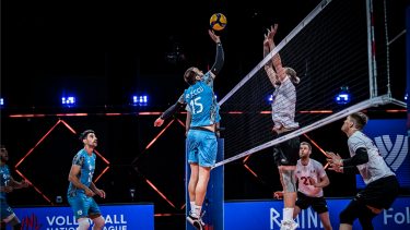 Las bajas por coronavirus impactaron en el nivel del equipo argentino. (Foto: @Voley_FeVA)