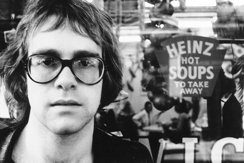 En los tempranos 70's, Elton John se había convertido en uno de los cantautores más destacado de su tiempo con hits como "Your song" y "Rocketman".