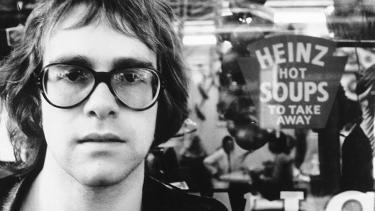En los tempranos 70's, Elton John se había convertido en uno de los cantautores más destacado de su tiempo con hits como "Your song" y "Rocketman".
