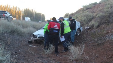 En el auto viajaba una sola persona. Se realizaron las pericias en el sector de Ruta 7 donde fue el siniestro. Foto: Gentileza Centenario Digital 