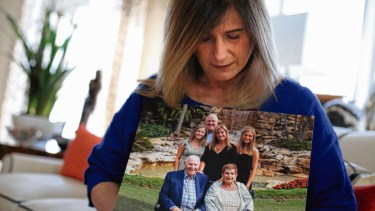 Michelle Pepe viendo el portarretratos con fotos familiares. (Foto: AP)