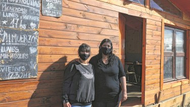 Julieta Anaya y su hija Abril sostienen el merendero donde se brinda un plato de comida y contención. Foto: Alfredo Leiva