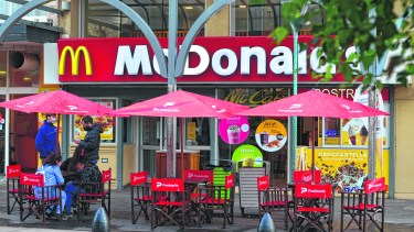 Varios comercios que funcionan en Bariloche recibieron el subsidio, a devolver en 12 cuotas. Foto: Alfredo Leiva