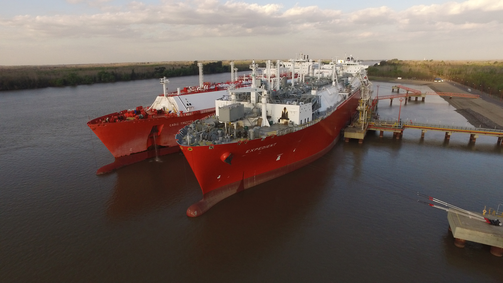 La compañía Excelerate Energy es la titular de los buques regasificadores que funcionan en Argentina.