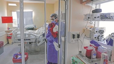 El servicio de terapia intensiva del hospital tiene un médico y al menos dos enfermeros menos, respecto al 2020. Foto: Juan Thomes
