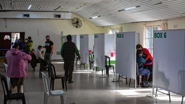 En Roca se retomó ayer la vacunación a docentes, focalizado en completar el nivel Primario. Foto: Juan Thomes.