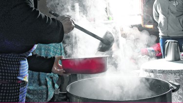 La entrega de alimentos se realizó este jueves y continuarán mañana desde 9 hasta las 12. Foto: Archivo (Florencia Salto).