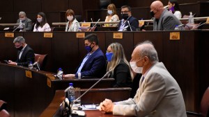 Una Legislatura en tensión inicia el debate por la deuda de Gutiérrez