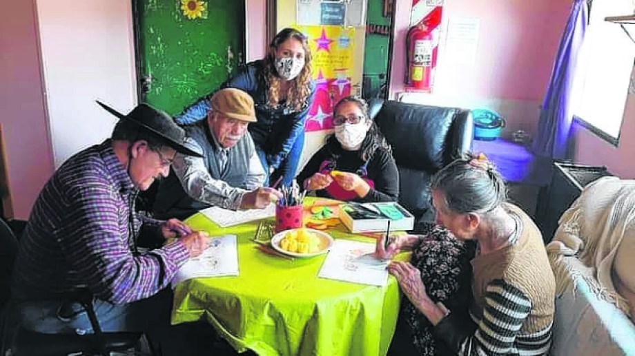 Nueve adultos mayores están alojados en la residencia QuiaHue que ya cumplió 30 años en El Bolsón. Foto: gentileza