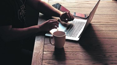 Tres mil caracteres por día, y en equipo. Un desafío para poner los dedos y la cabeza en acción. 