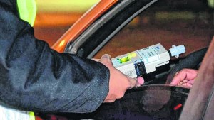 Atención conductores de Centenario: rige el alcohol cero y extienden vigencia de licencias
