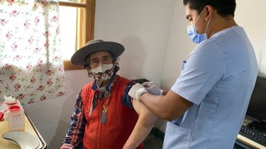 Pobladores de Pilquiniyeu del Limay recibieron la atención del personal del hospital de Comallo. Foto: gentileza. 