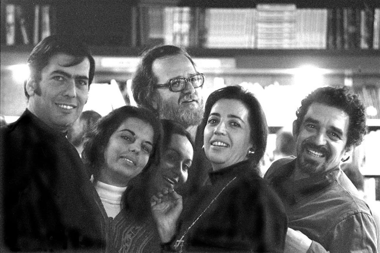 Vargas Llosa y García Márquez, en los extremos de una foto de los días felices del boom.