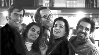 Vargas Llosa y García Márquez, en los extremos de una foto de los días felices del boom.