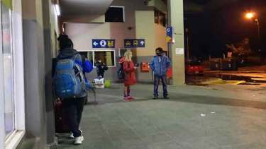 Cerraron la terminal de Bariloche y tuvieron que esperar el micro expuestos al frío y la lluvia