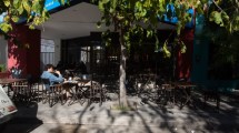 Imagen de Roca habilita las “plataformas gastronómicas”, para sumar mesas en las calles