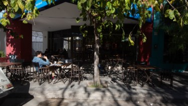 Los dueños de cada espacio deben pagar el costo de la ampliación, pero estarán exentos de una tasa municipal. (Fotos: Juan Thomes)