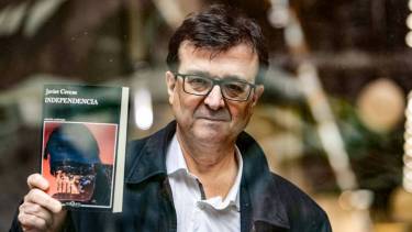 "El que responde en esta entrevista es un poquito un impostor", advierte Cercas, al comienzo de la charla con Télam, desde su estudio en el pueblo de Verges.