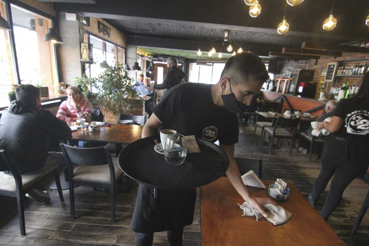 Los gastronómicos podrán disponer de mayor cantidad de mesas para el mismo espacio. Foto: Archivo Oscar Livera
