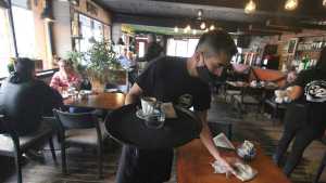 Cómo se adaptan los cafés del centro de Neuquén a la nueva normalidad