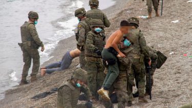 Tantos chicos engañados, lanzados a cruzar a nado de Marruecos hacia España